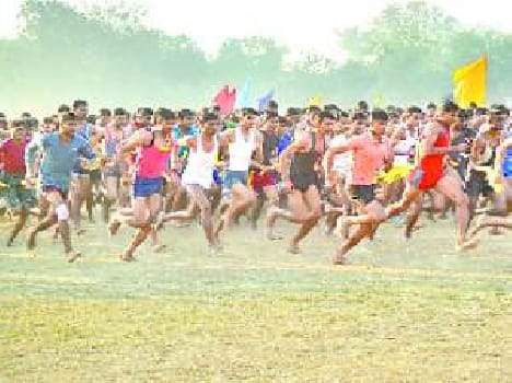 Thousands of young men rushed to enlist in the army